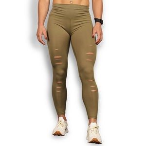 Distressed 7/8 legging